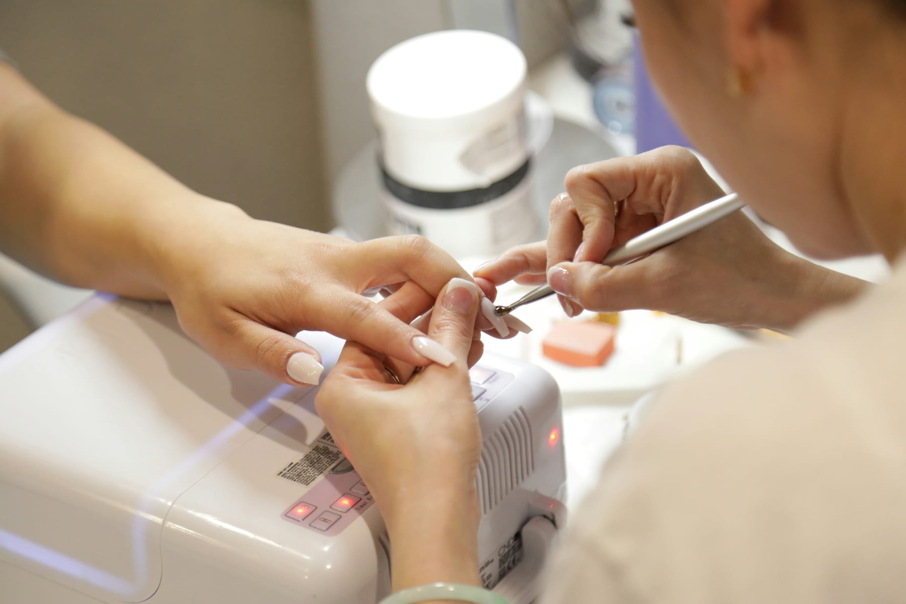 Profesional realizando cuidadosamente una manicura